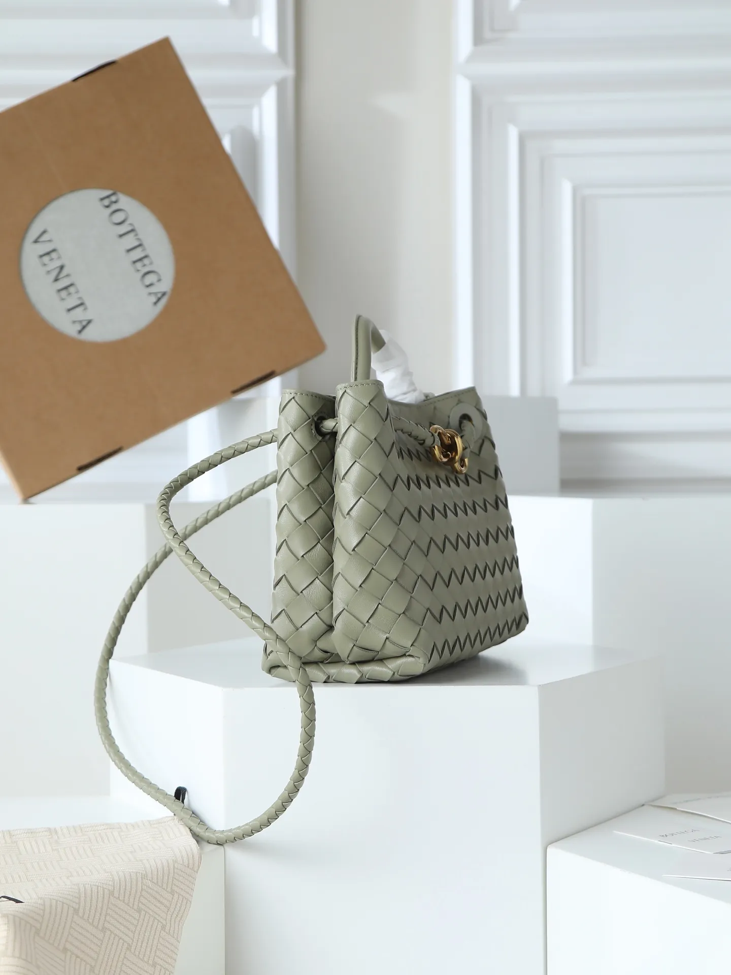 1300. Andiamo is shipping‼ ️Really popular🔥The new Andiamo woven handbag launched by Bottega Veneta this season is really popular all over the world! ! Celebrities at home and abroad have worn it, and Oscar-winning actress Michelle Yeoh has taken it out on the street. Song Jia, Trai Yala, Yu Feihong, Sanji Ayaka, Rosie Hunting-Whiteley, Yoshioka Riho, etc. have all worn this bag. It is classic and versatile and shows off your temperament, and the bag capacity is also large, which is very convenient for daily commuting! ! A variety of carrying methods, the shoulder straps can be adjusted by yourself, the original lambskin feels soft and delicate, and the unisex style breaks the gender boundaries and brings a more practical and long-lasting use experience. Andiamo, which has both elegant and casual styles, perfectly interprets the true appearance of "fashionable old money style". Style number: 766014 Size: 25*22*10.5cm